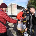 Mersin Mezitli Belediyesinin gönderdiği meyveler İzmit halkına dağıtıldı